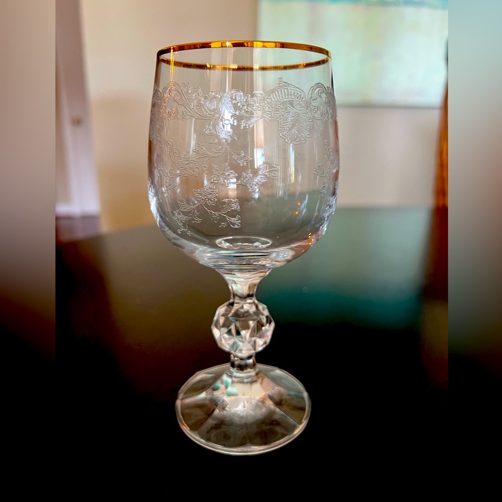 Set of 4 Queen Lace Wine Glasses